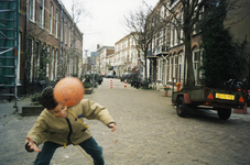 108637 Afbeelding van een voetballende jongen in de Lijsterstraat te Utrecht.N.B. De foto is gemaakt door Joris ...